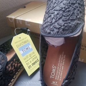 Tom's womens shoes Size 7